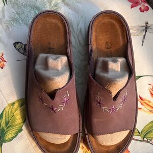 Naot Women's Stone Lavender Slip-On Sandals with delicate Embroidery. New EU 38
